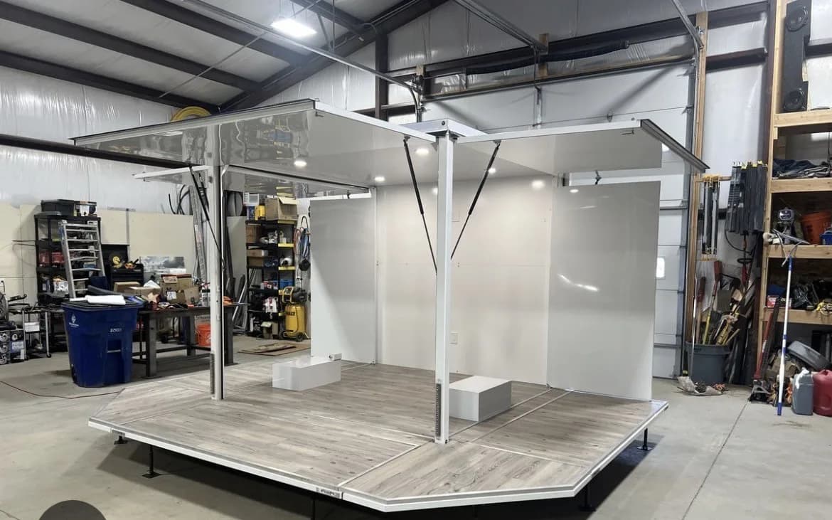 15′ display trailer open
